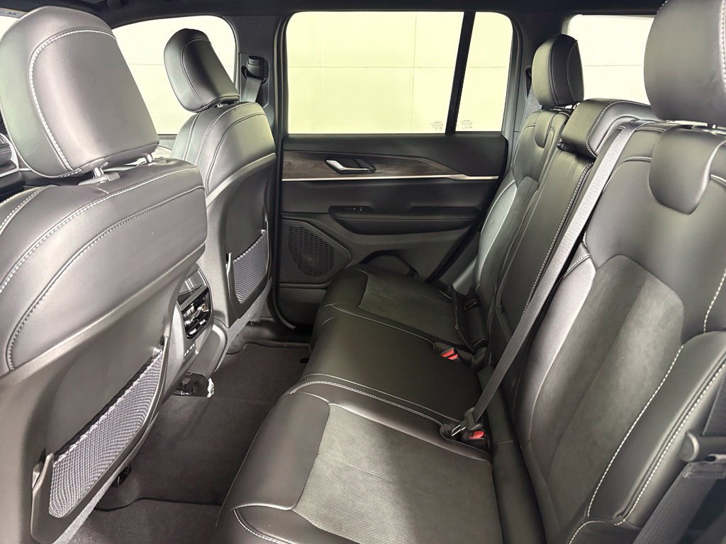 New 2027 Jeep Grand Cherokee Altitude RWD image 39