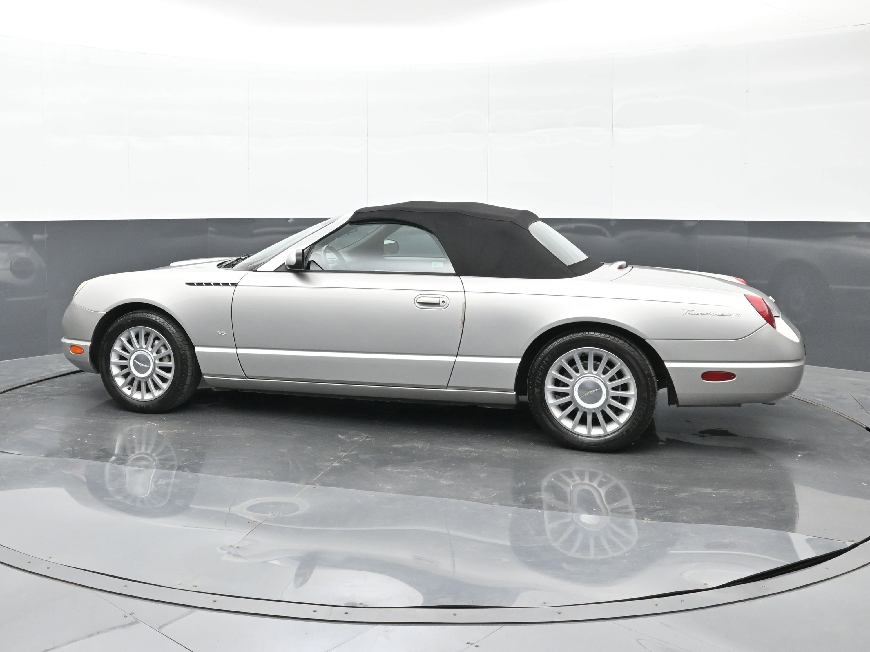 Used 2004 Ford Thunderbird Base image 5