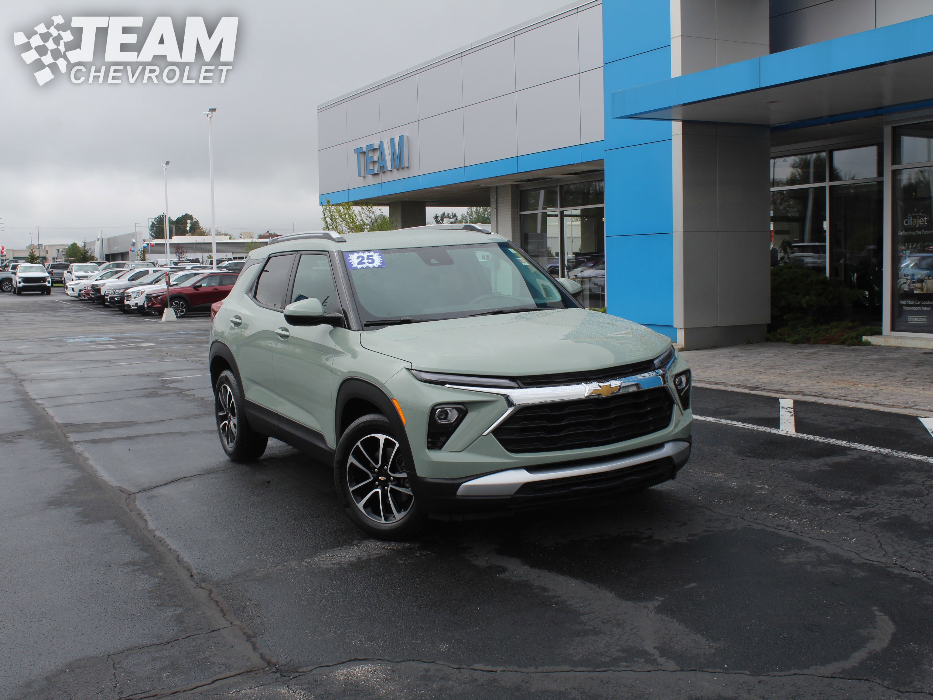 Used 2025 Chevrolet TrailBlazer LT FWD image 2