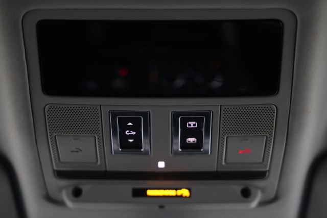 Used 2023 Land Rover Defender 130 SE image 44