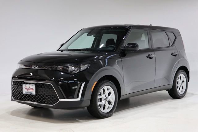 Used 2025 Kia Soul LX FWD image 3
