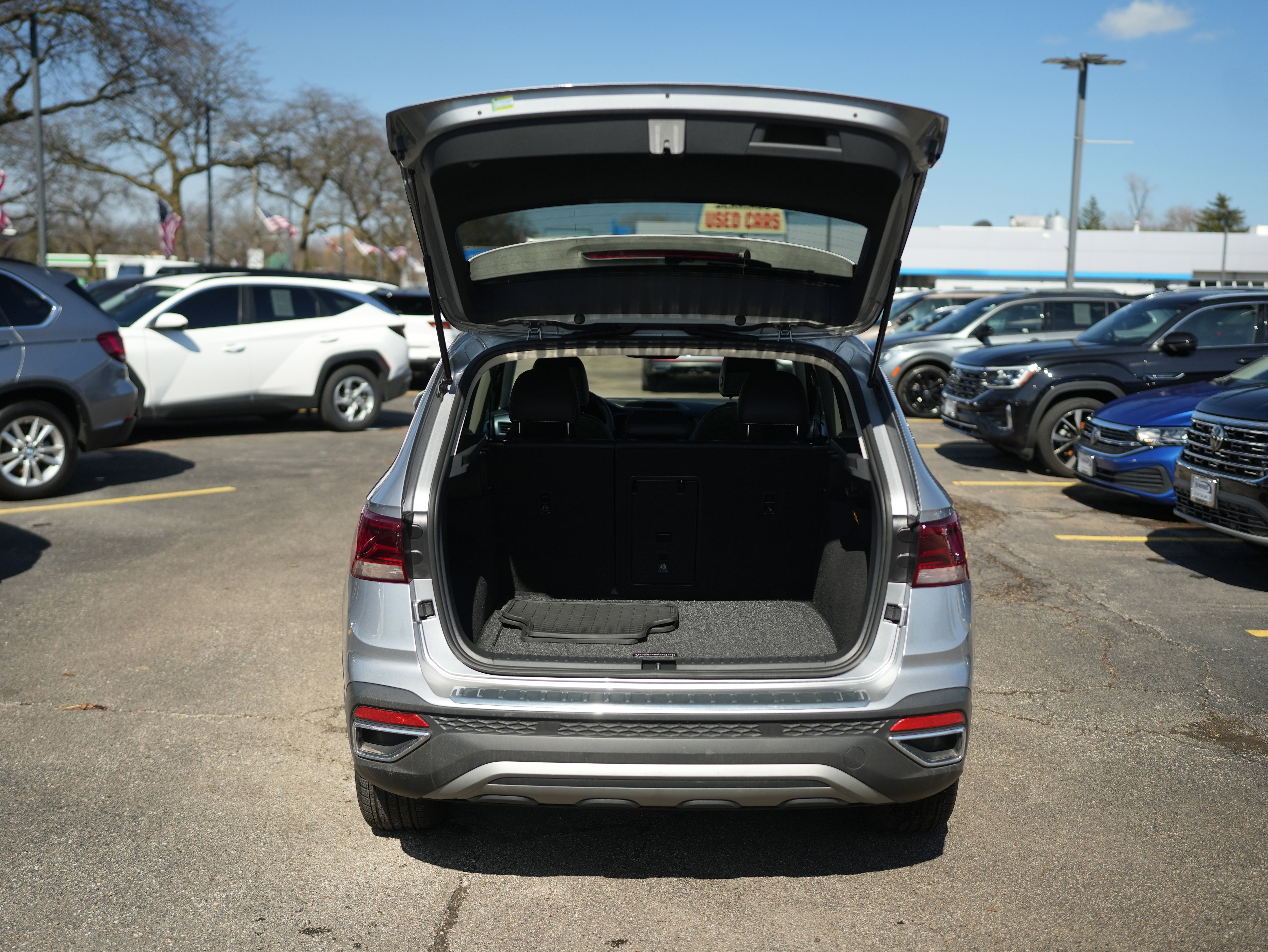 Used 2023 Volkswagen Taos SE w/ Panoramic Sunroof Package image 7