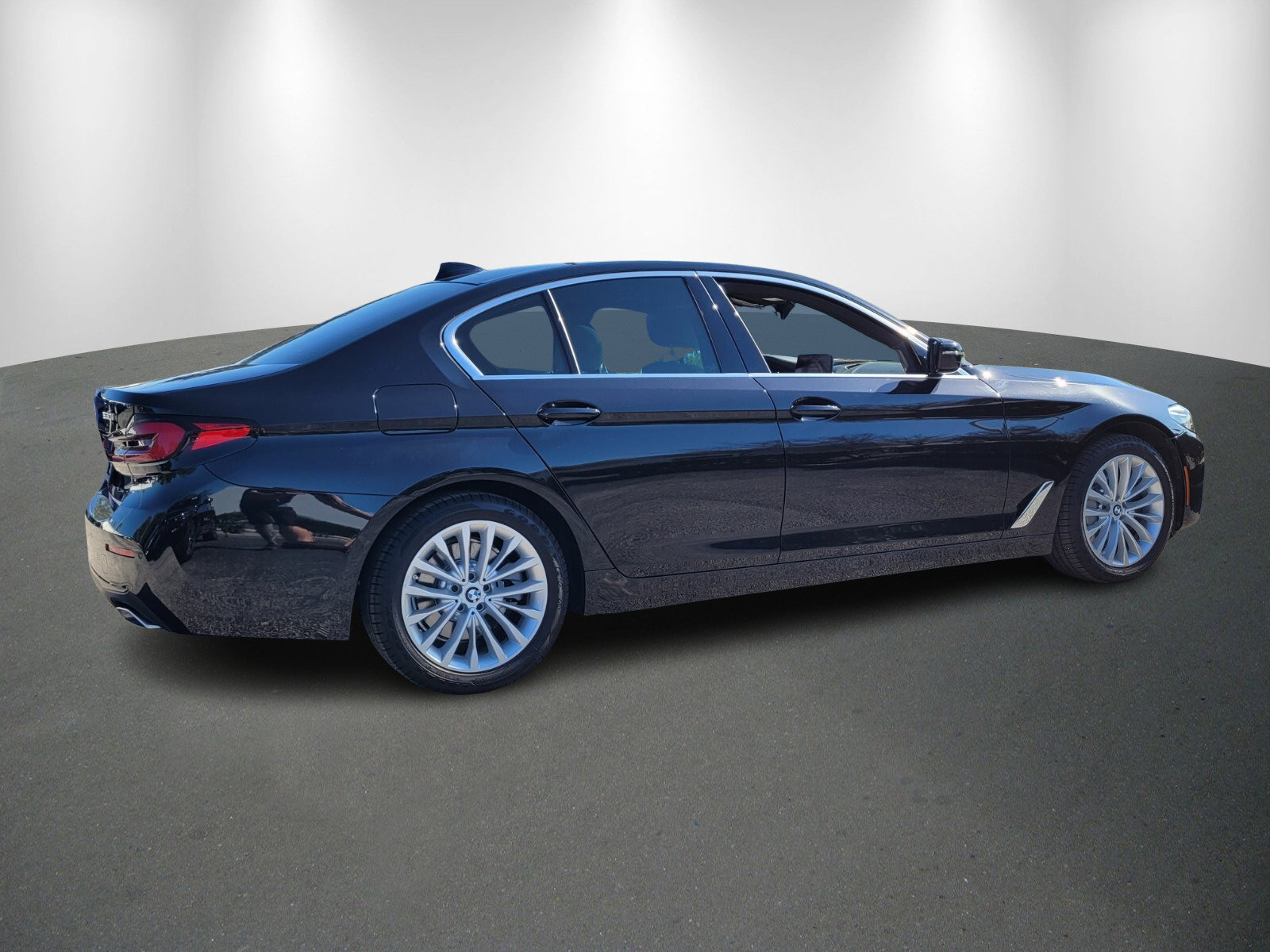 Used 2023 BMW 530i xDrive w/ Premium Package image 7
