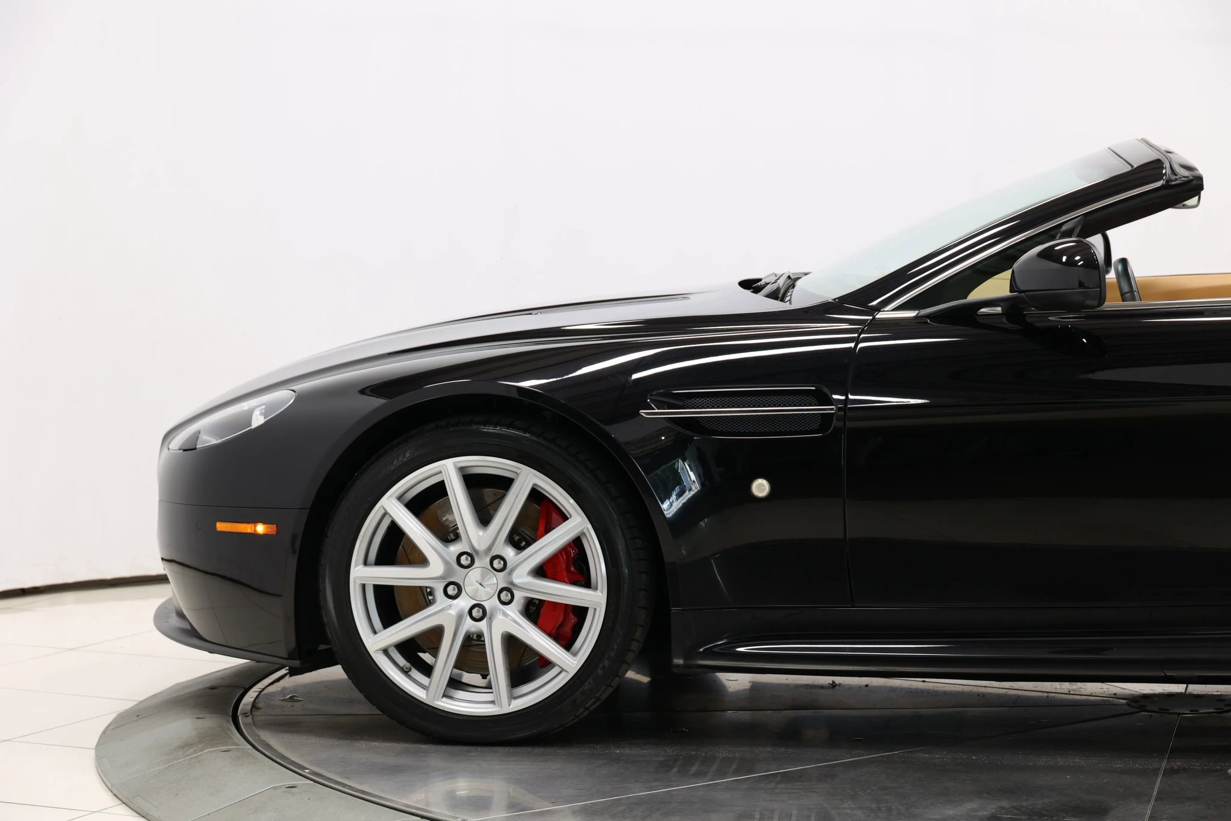 Used 2012 Aston Martin V8 Vantage Roadster image 7