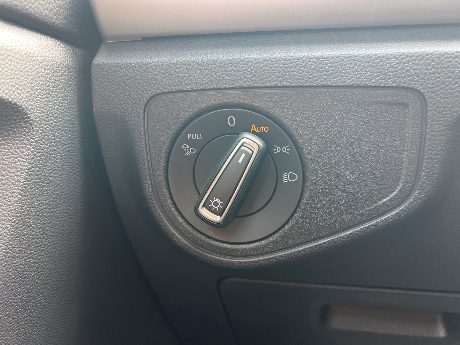 Certified 2023 Volkswagen Atlas Cross Sport SEL R-Line AWD/4WD image 29