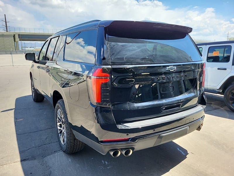 Used 2025 Chevrolet Suburban Z71 AWD/4WD image 3