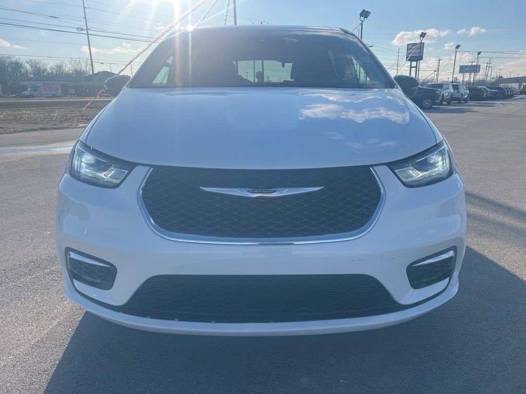 Used 2024 Chrysler Pacifica Touring-L image 4