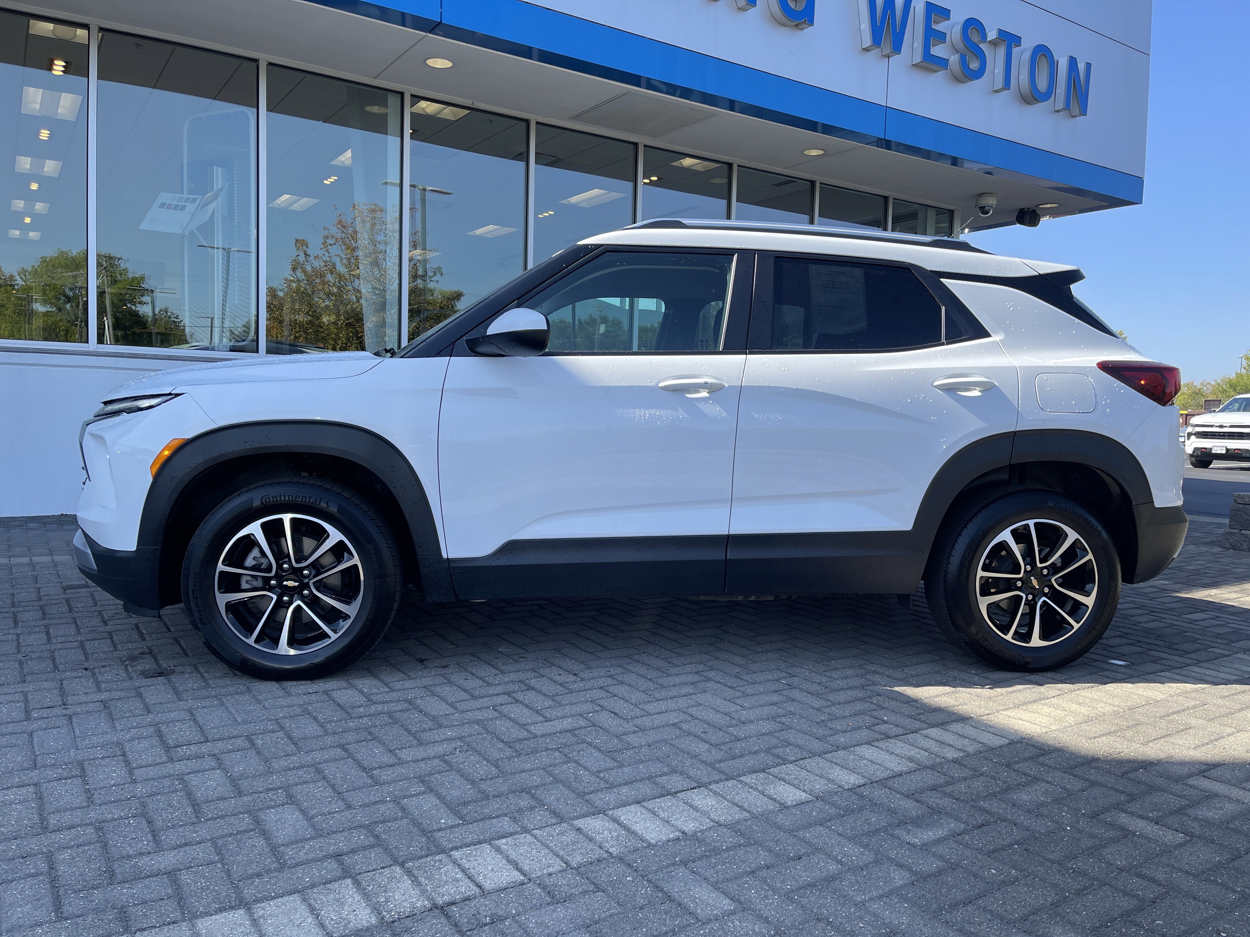 Used 2025 Chevrolet TrailBlazer LT image 2