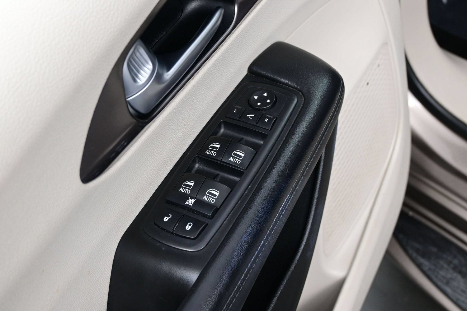Used 2017 Chrysler Pacifica Limited FWD image 10