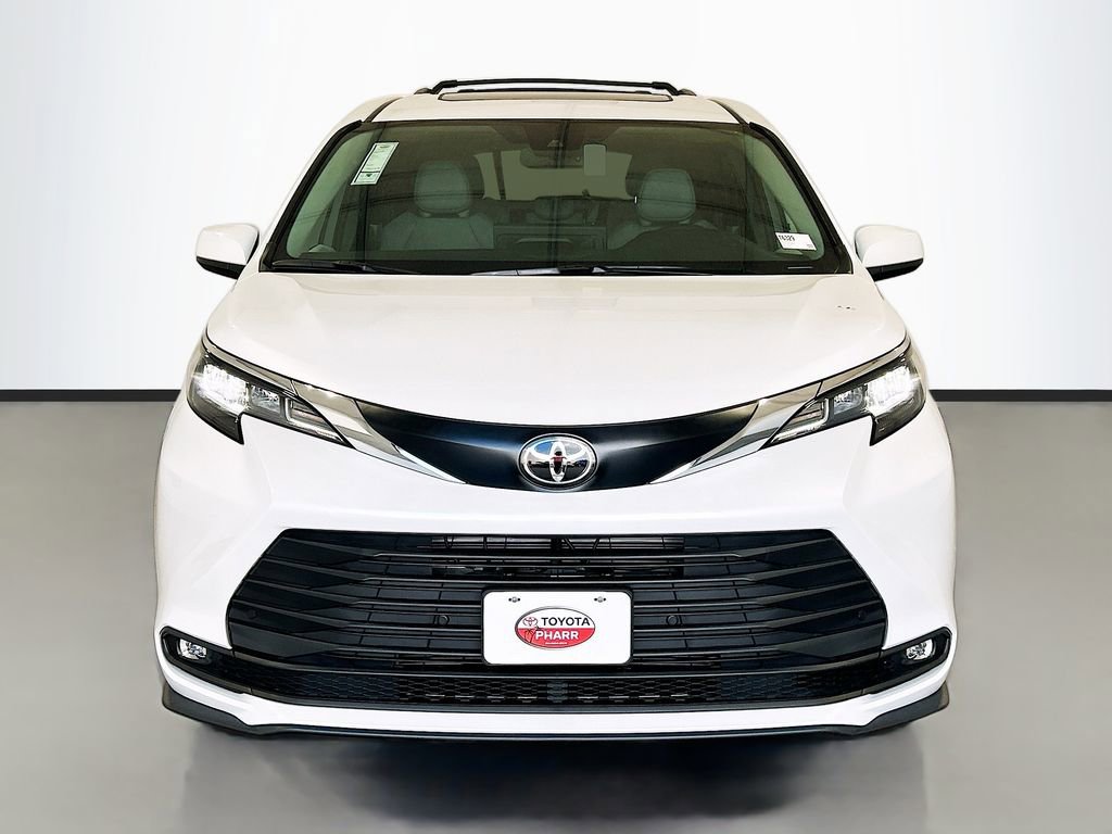 New 2026 Toyota Sienna XLE image 2