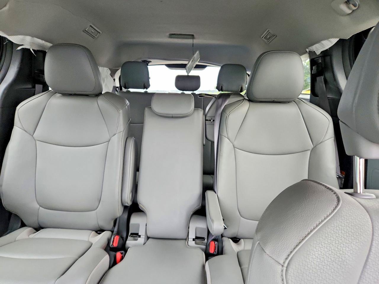 Used 2025 Toyota Sienna XLE FWD image 7