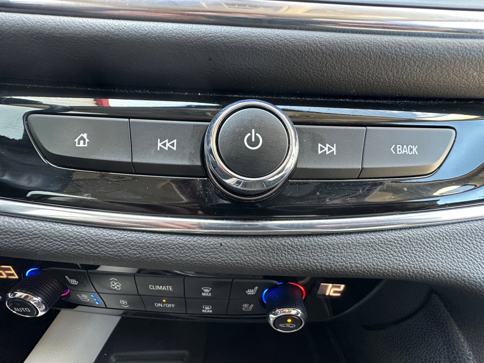Used 2024 Buick Enclave Avenir w/ Avenir Technology Package image 17