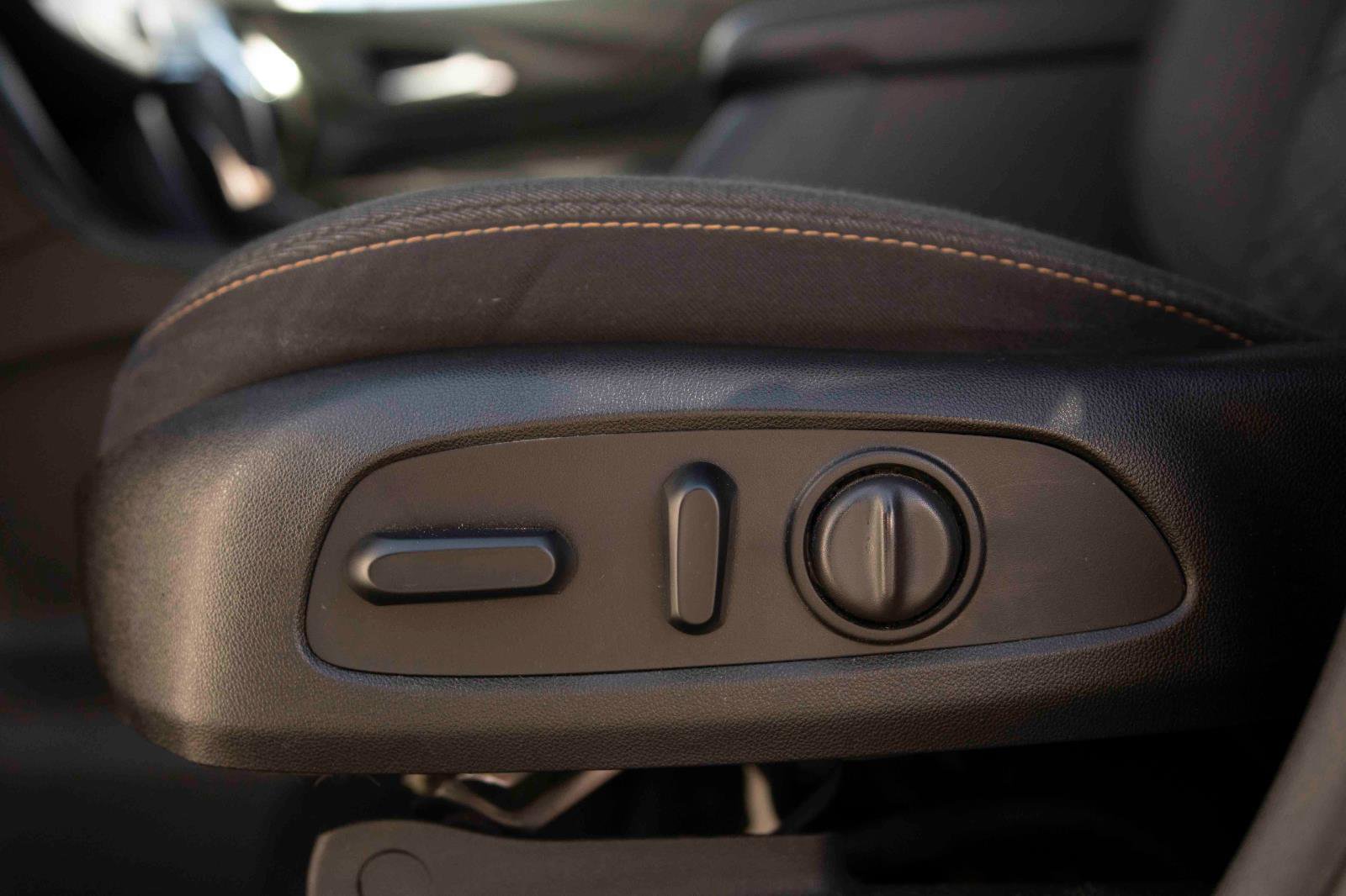 Used 2018 Chevrolet Equinox LT w/ Sun & Infotainment Package image 12