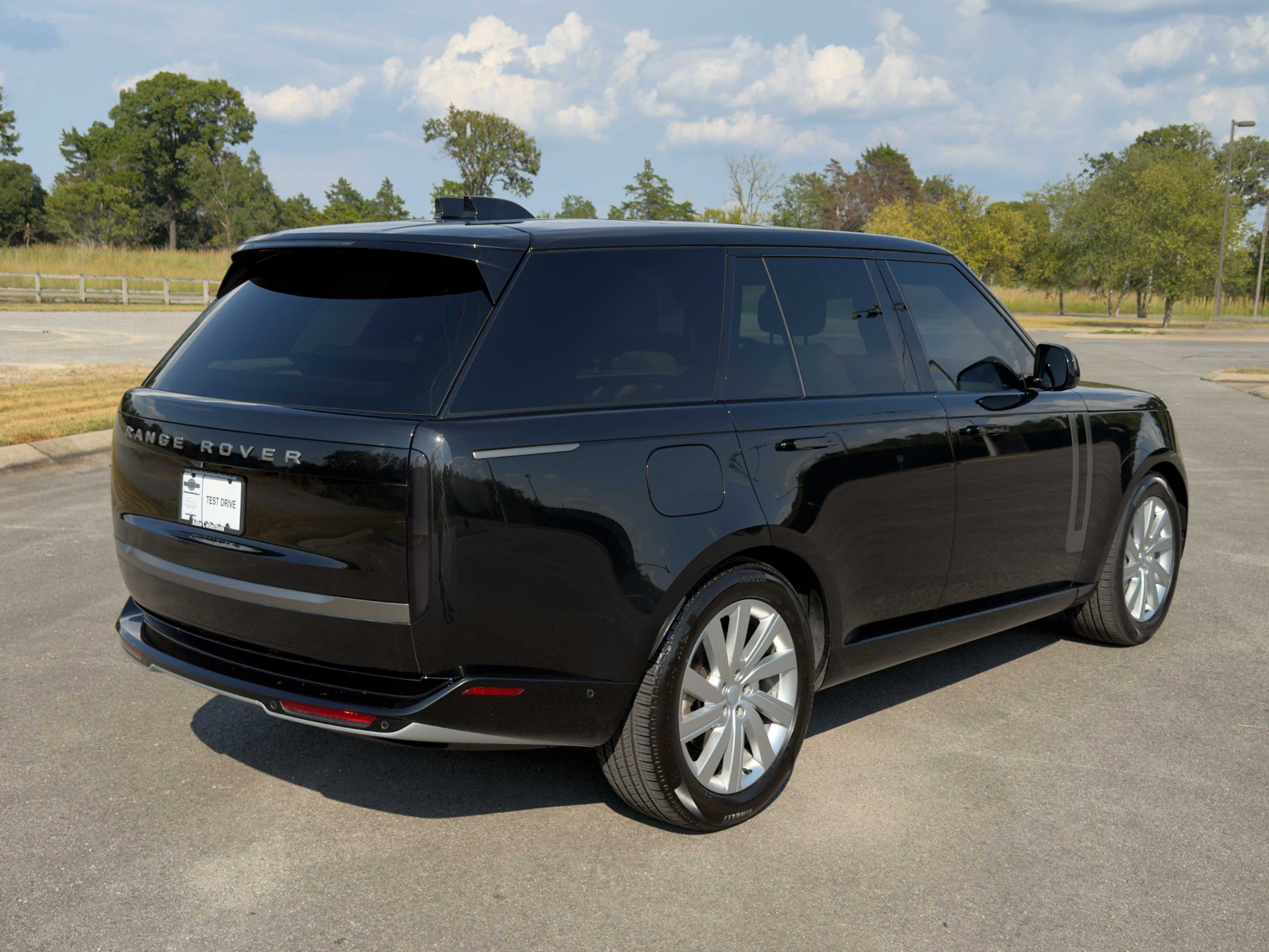 Used 2025 Land Rover Range Rover SE AWD/4WD image 3