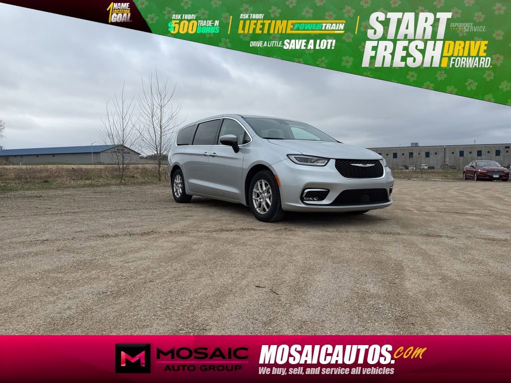 Used 2023 Chrysler Pacifica Touring-L FWD image 1