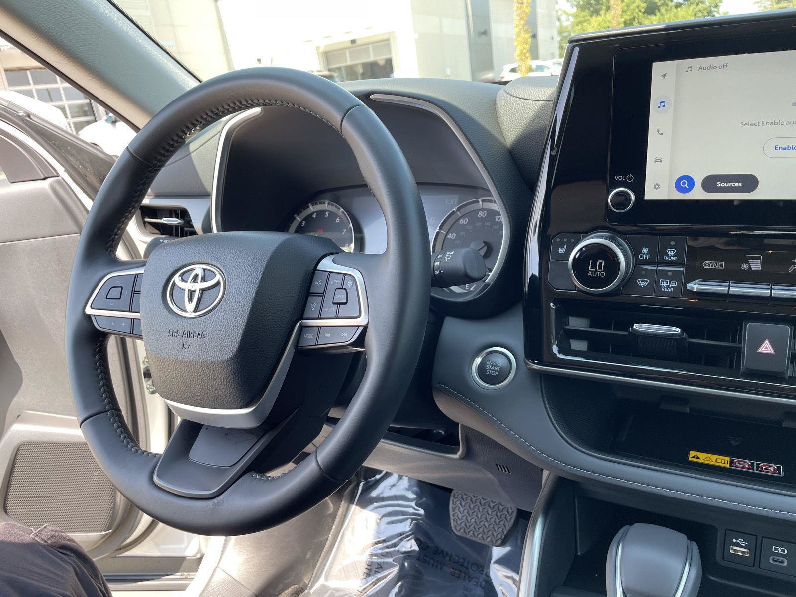 Used 2025 Toyota Highlander XLE AWD/4WD image 26