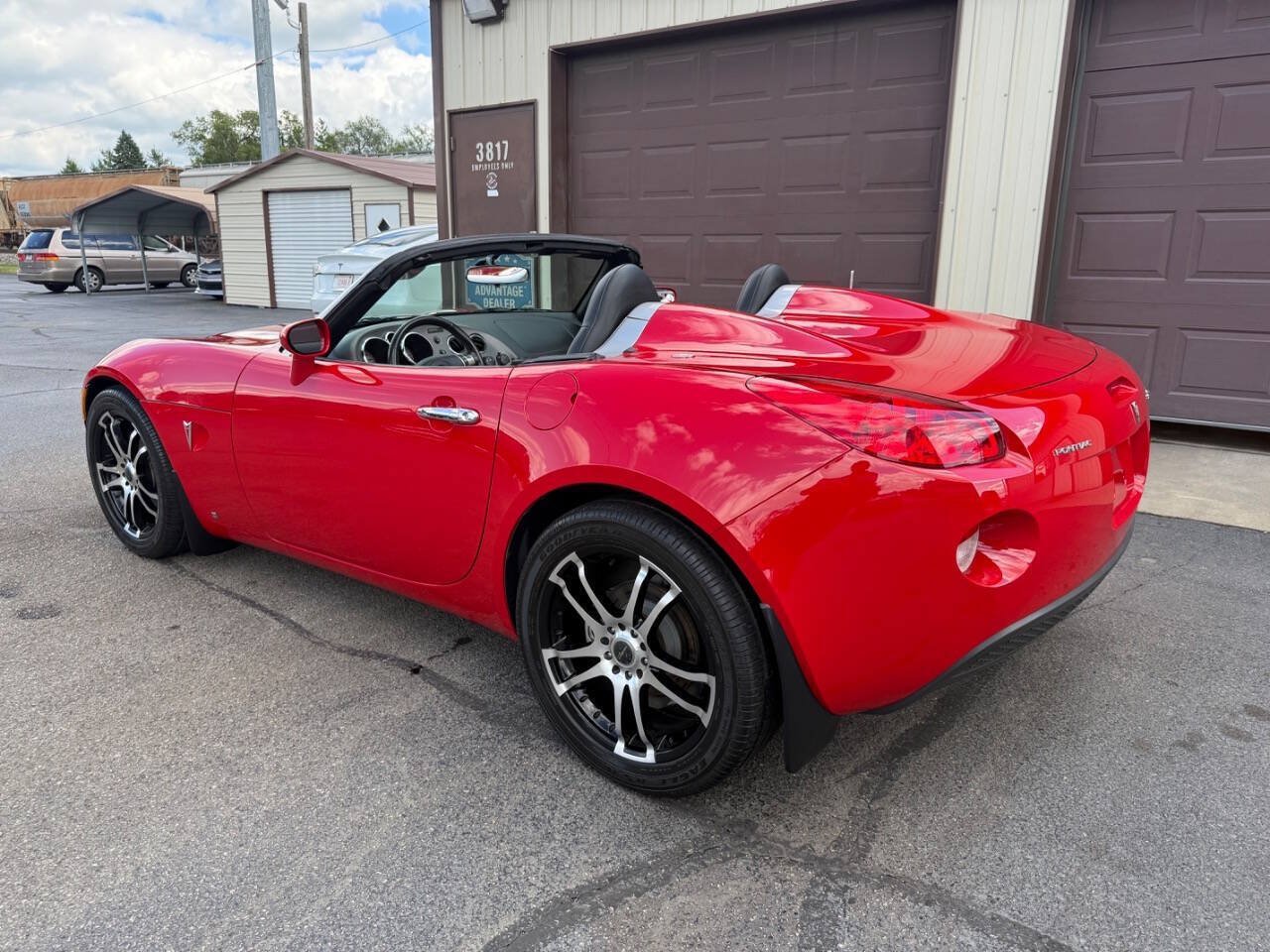 Used 2006 Pontiac Solstice Convertible w/ Premium Package RWD image 3