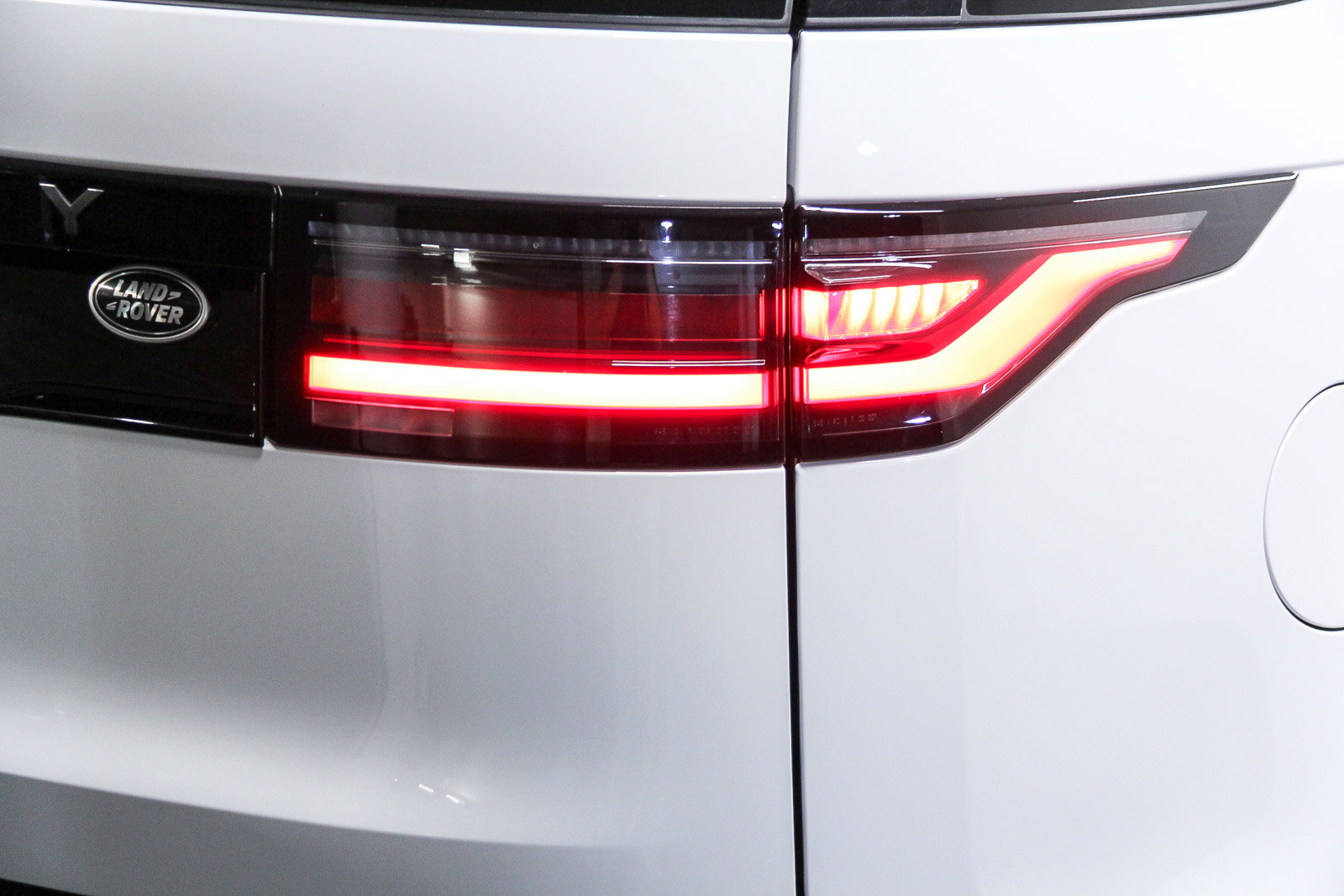 Used 2023 Land Rover Discovery S R-Dynamic image 7