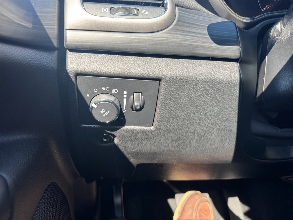 Used 2020 Jeep Grand Cherokee Altitude image 28