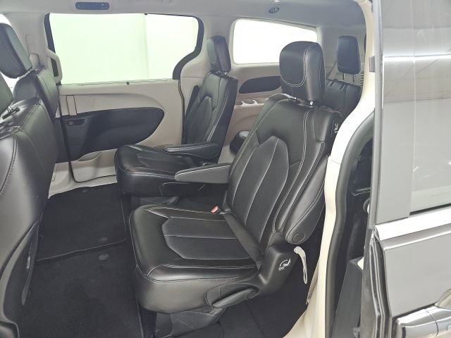 Used 2023 Chrysler Pacifica Touring-L FWD image 5