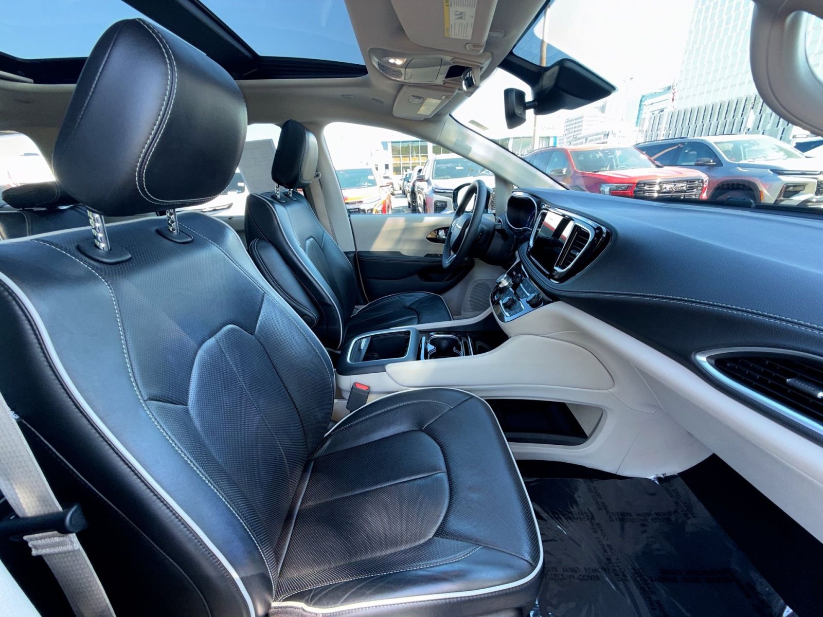 Used 2024 Chrysler Pacifica Limited FWD image 28