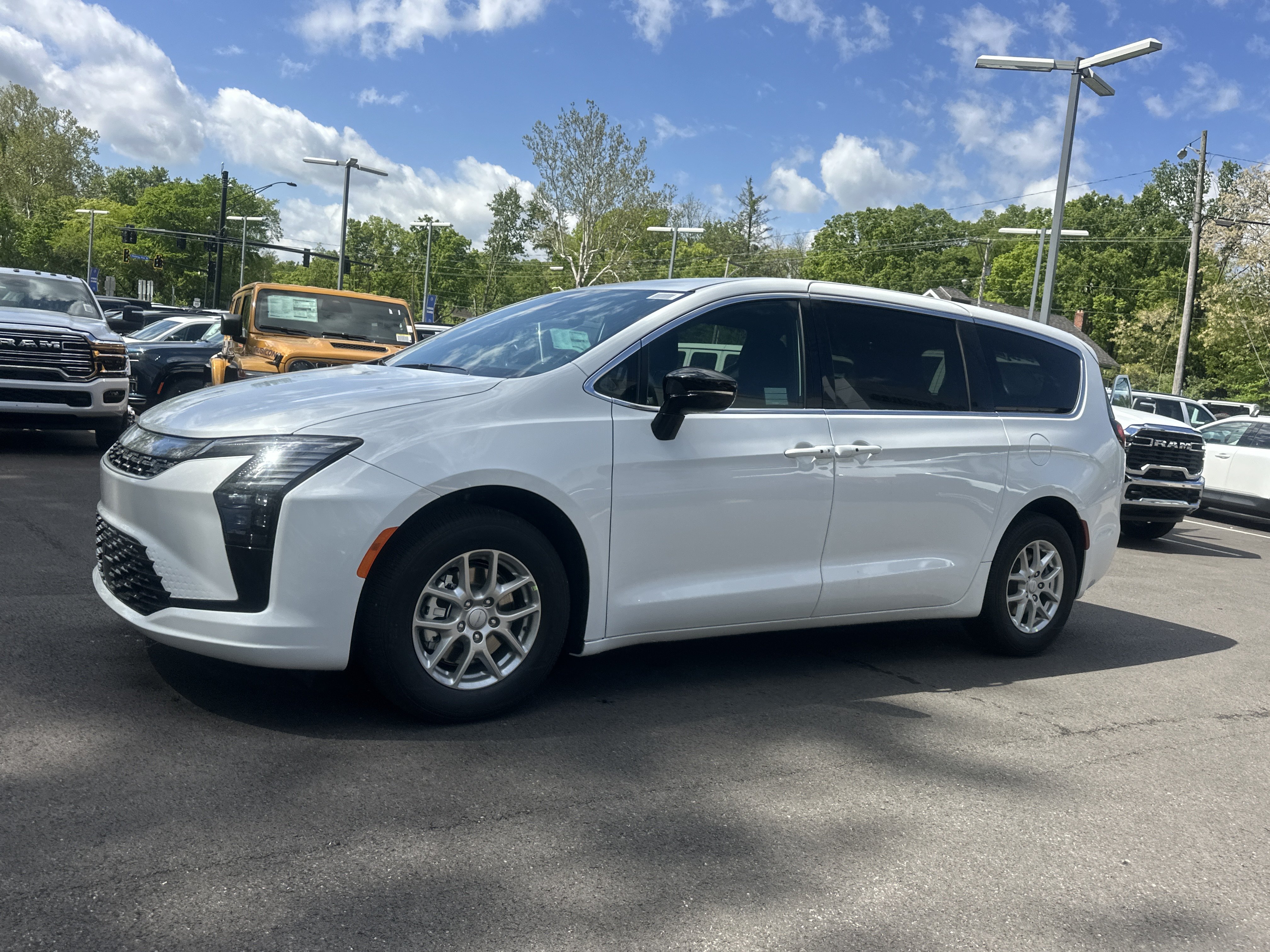 New 2027 Chrysler Pacifica Select FWD image 21