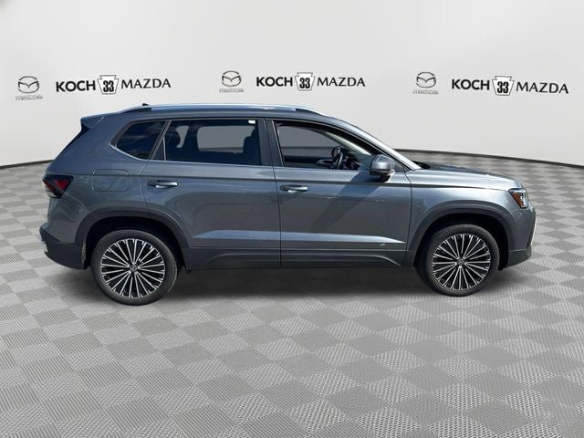 Used 2025 Volkswagen Taos SE FWD image 8