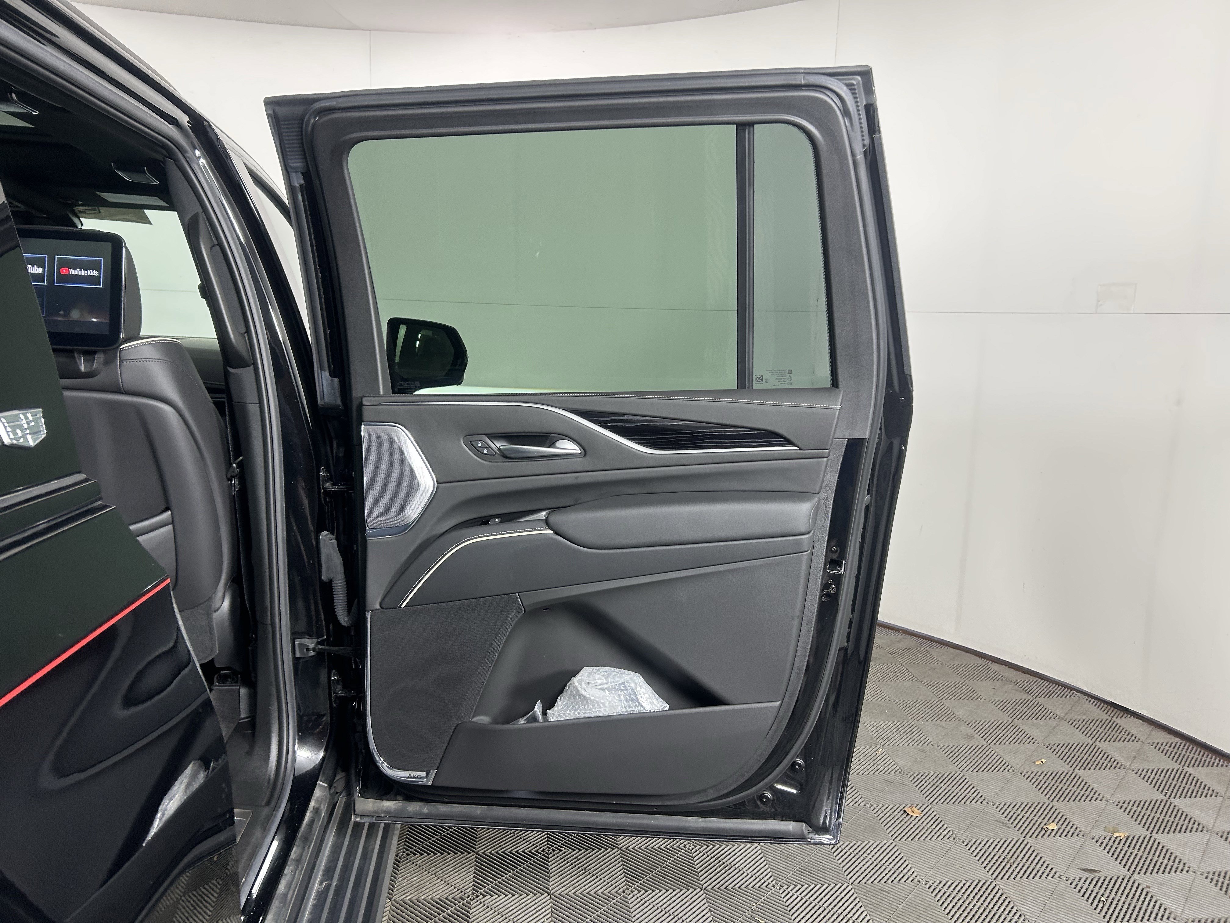 Used 2023 Cadillac Escalade ESV Sport w/ LPO, ONYX Package image 43