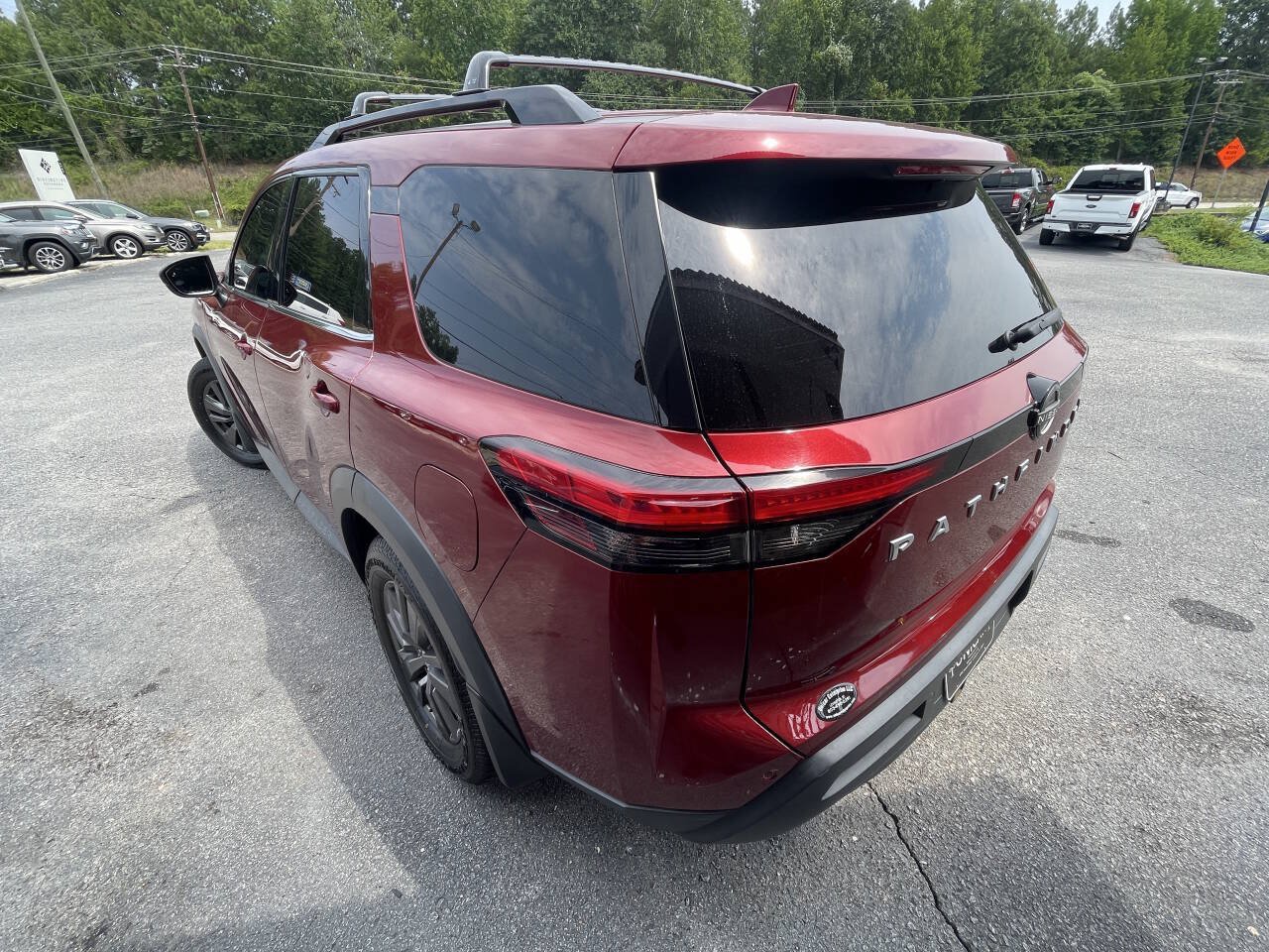 Used 2022 Nissan Pathfinder SV w/ SV Premium Package FWD image 6