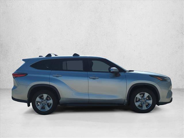 Used 2022 Toyota Highlander L FWD image 4