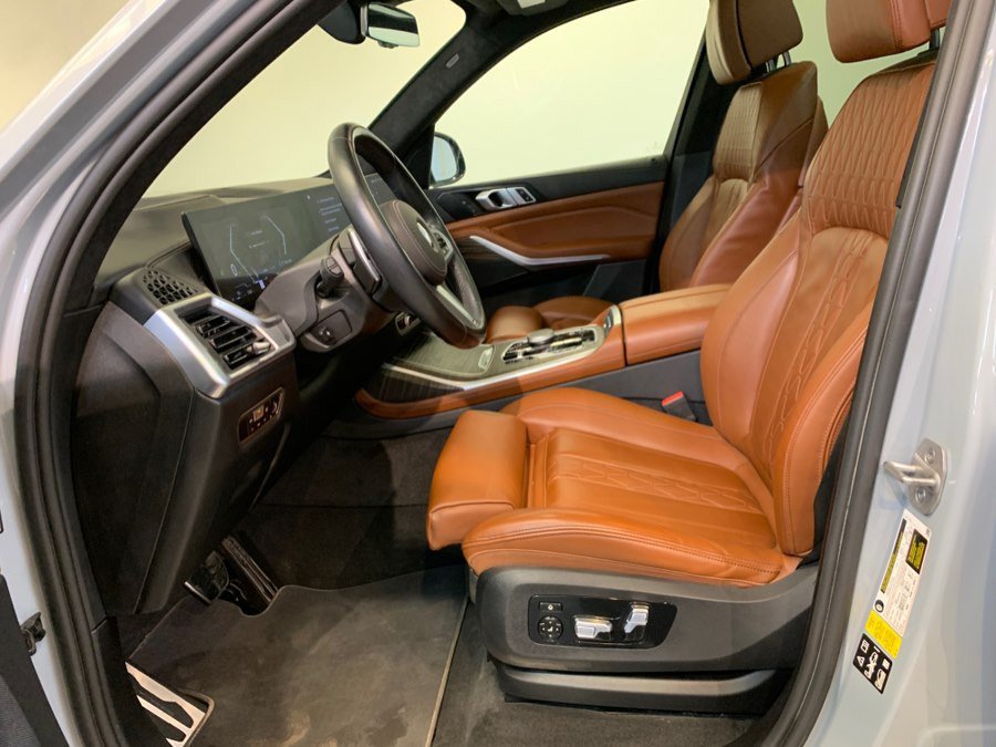 Used 2023 BMW X7 xDrive40i w/ M Sport Package AWD/4WD image 2