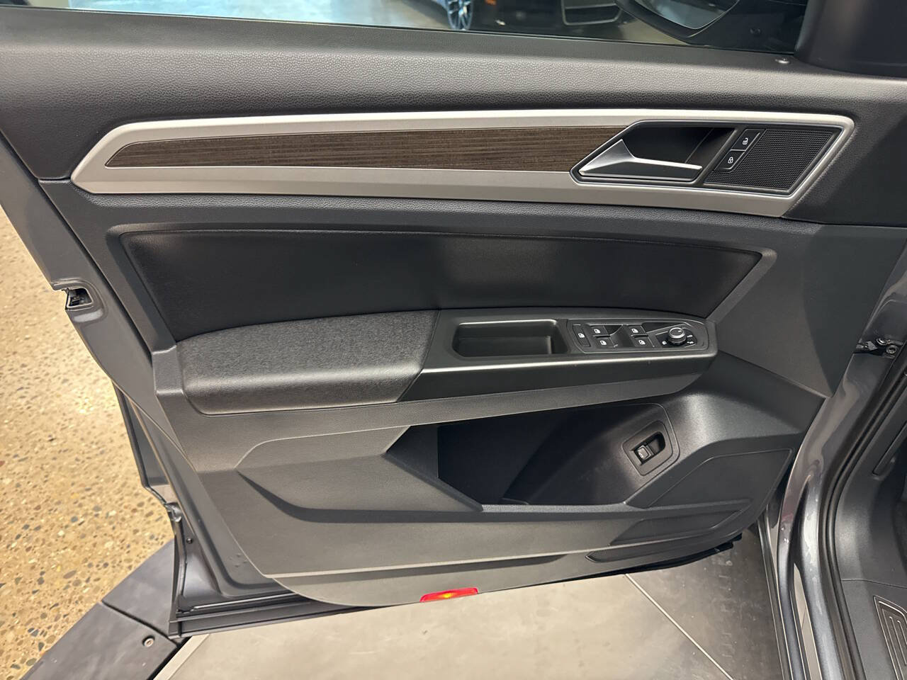 Used 2018 Volkswagen Atlas SEL AWD/4WD image 14