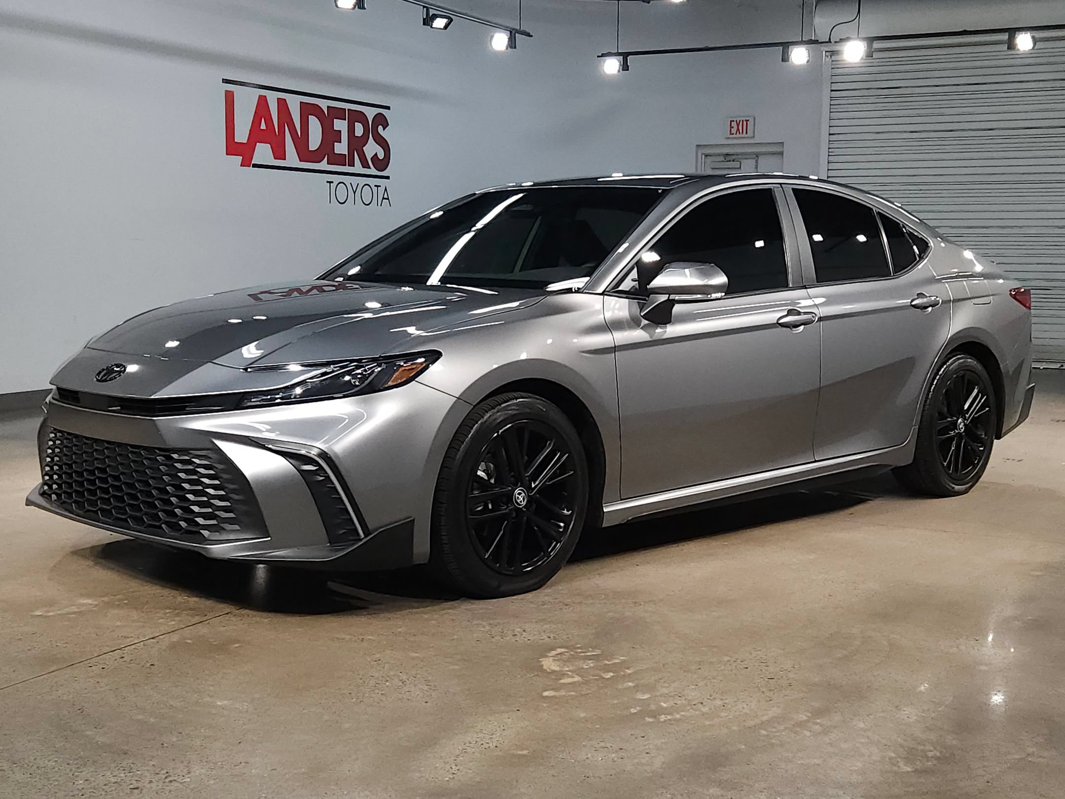 Used 2025 Toyota Camry SE FWD image 3