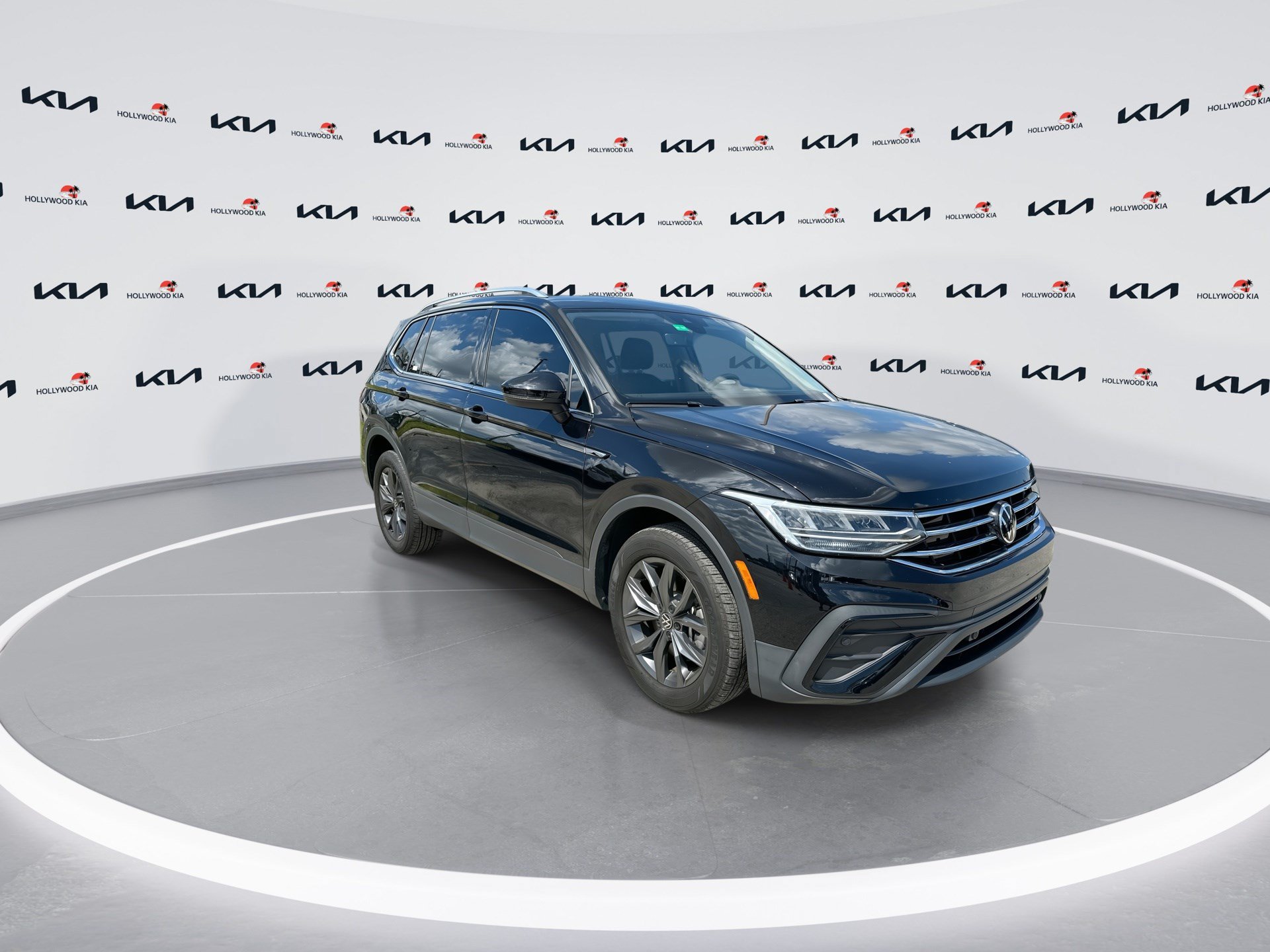 Used 2023 Volkswagen Tiguan SE FWD image 2