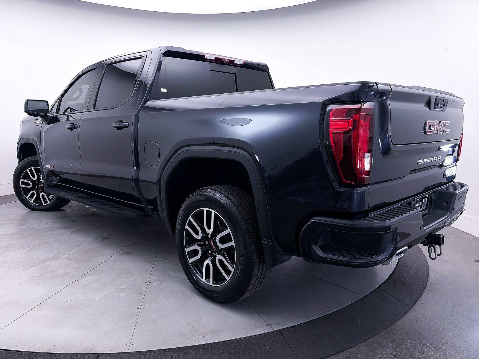 Used 2023 GMC Sierra 1500 AT4 w/ AT4 Premium Package AWD/4WD image 4