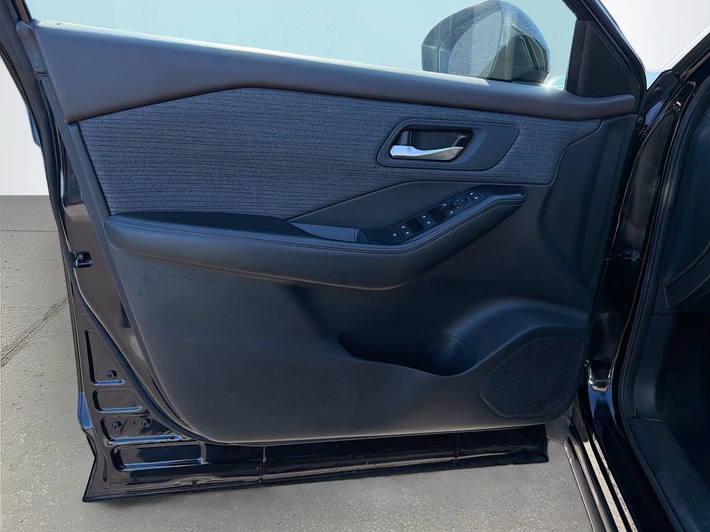 Used 2023 Nissan Rogue SV image 24