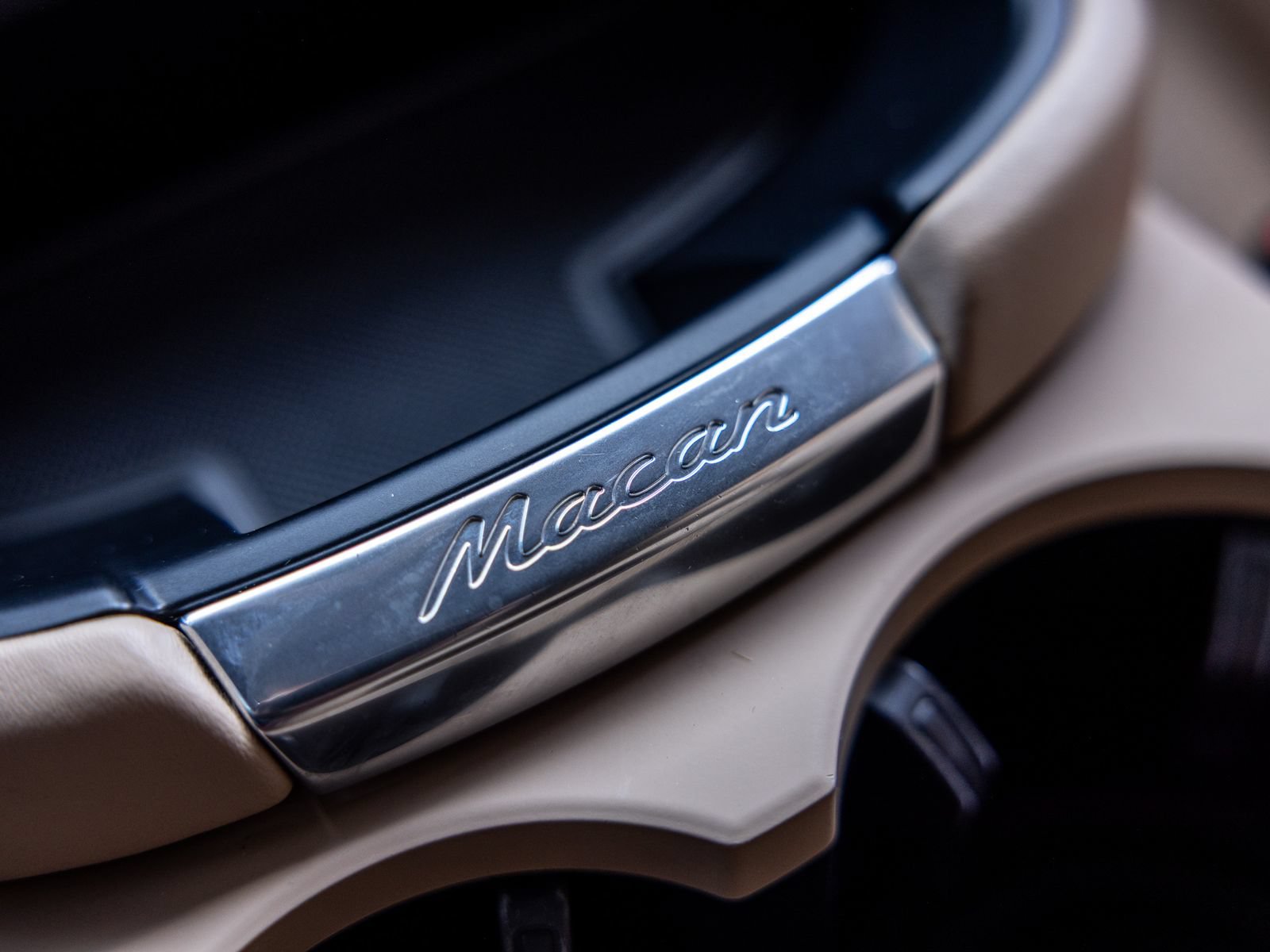 Certified 2024 Porsche Macan AWD/4WD image 59