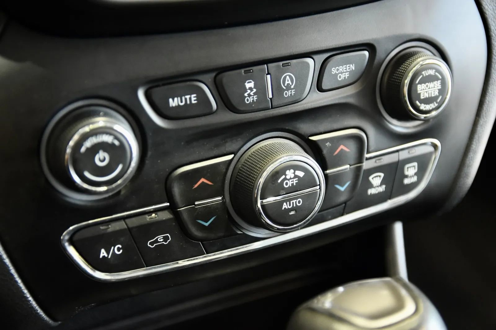 Used 2019 Jeep Cherokee Limited image 14