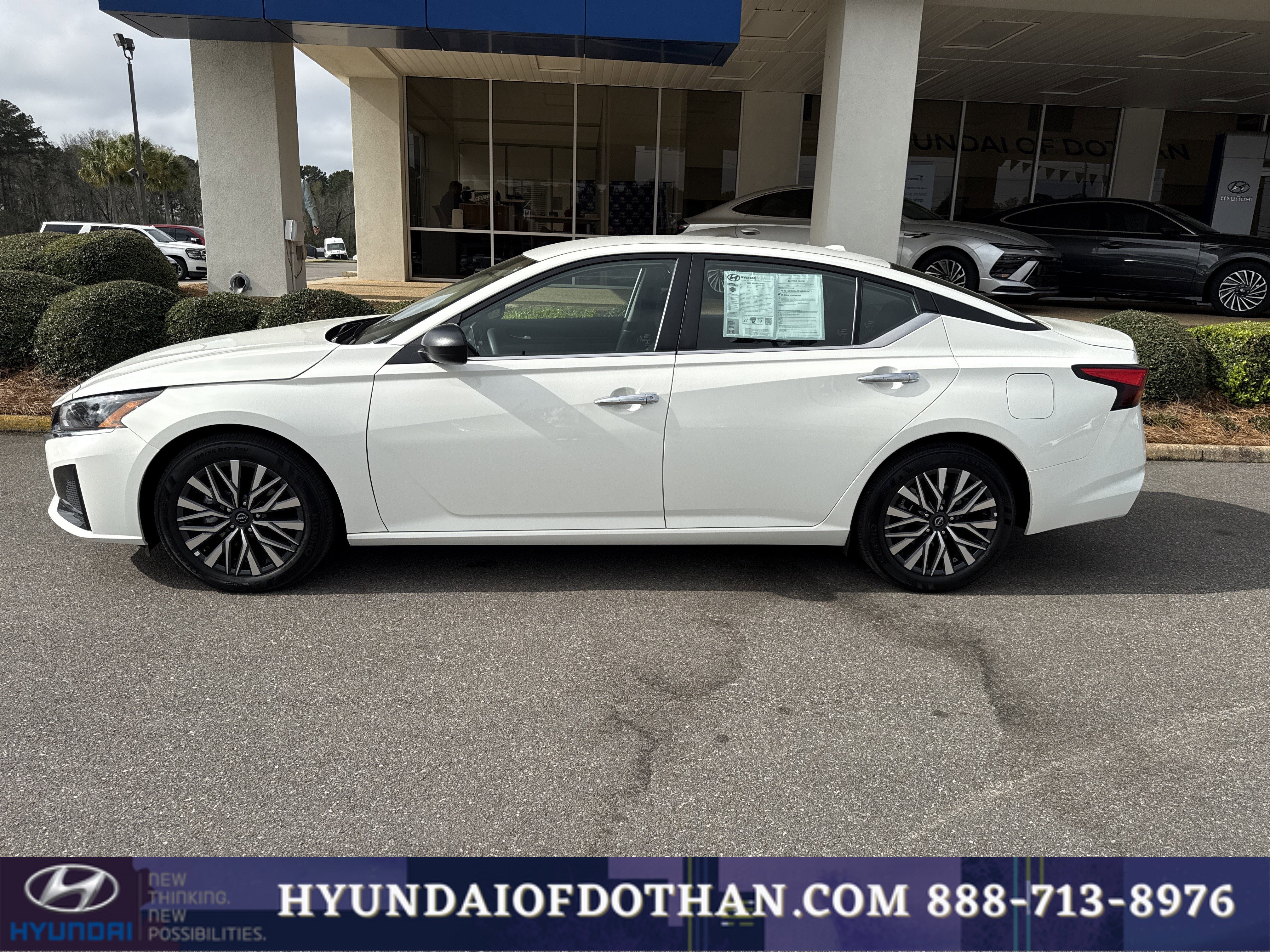 Used 2025 Nissan Altima 2.5 SV image 2