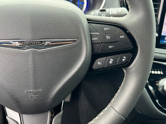 Used 2024 Chrysler Pacifica Select image 23