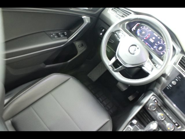 Used 2021 Volkswagen Tiguan SEL AWD/4WD image 19
