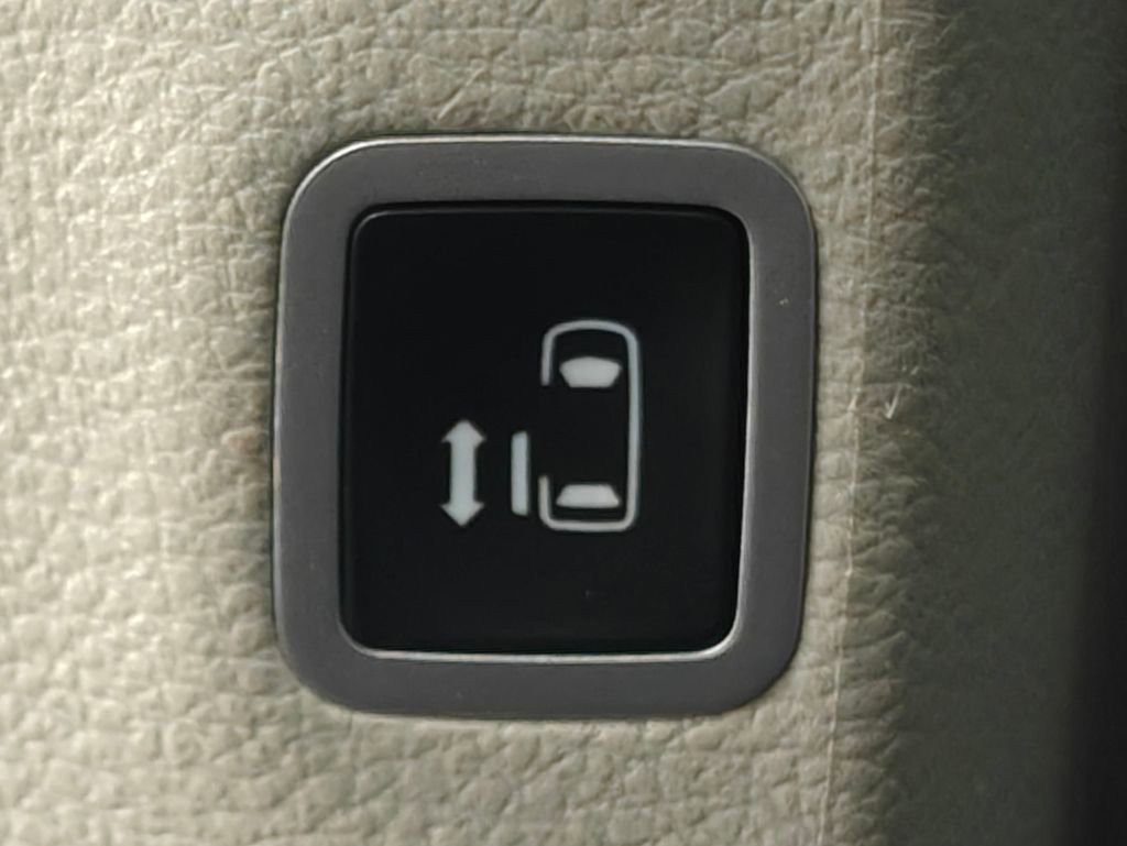 Used 2024 Chrysler Pacifica Touring-L image 50