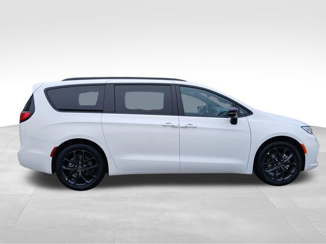 New 2026 Chrysler Pacifica Select image 6