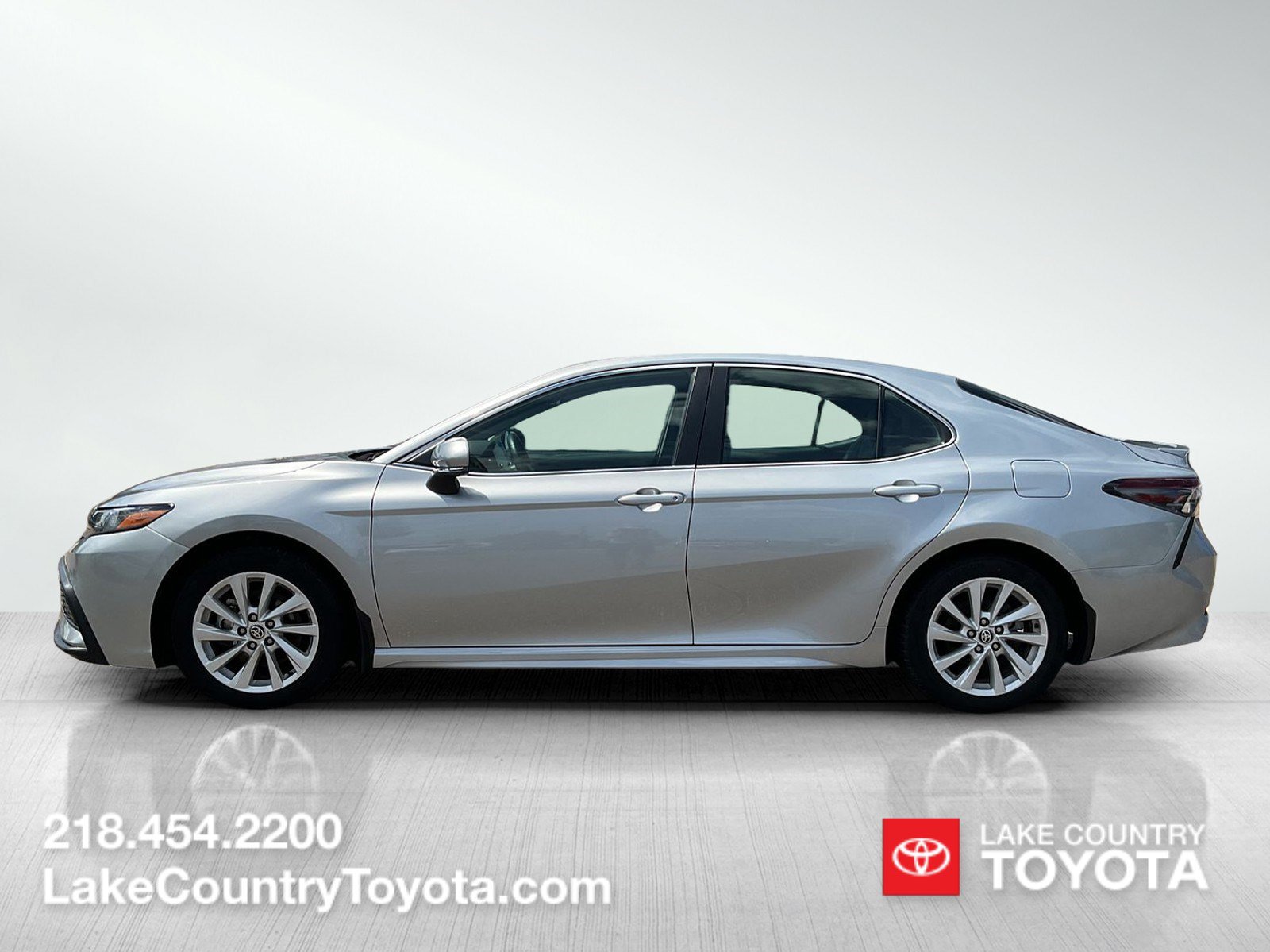 Used 2024 Toyota Camry SE FWD image 2