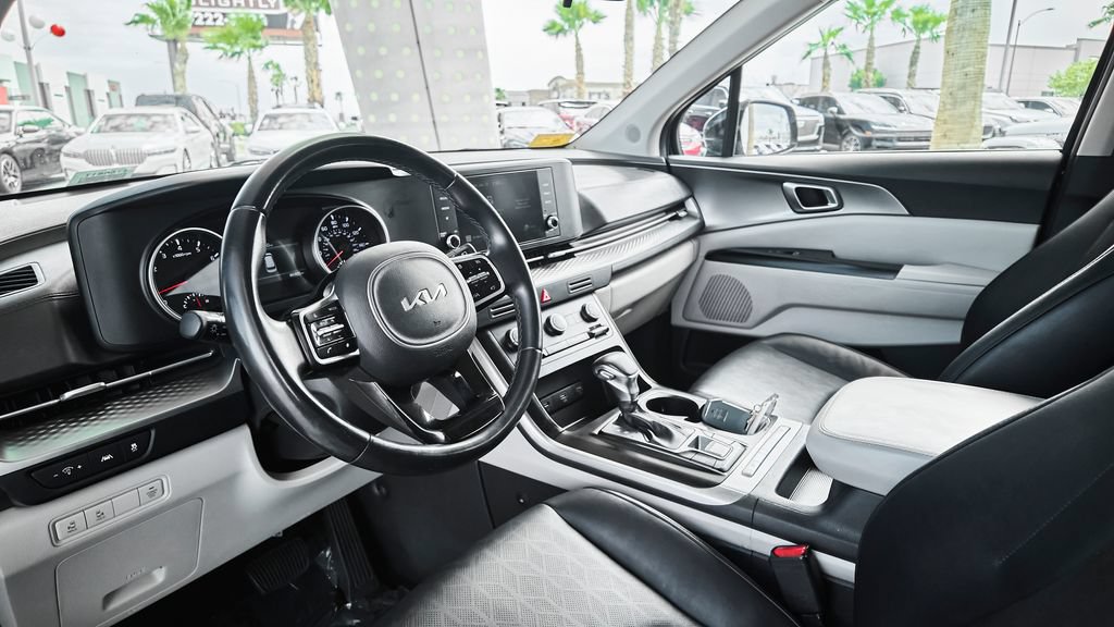 Used 2022 Kia Carnival LX FWD image 2