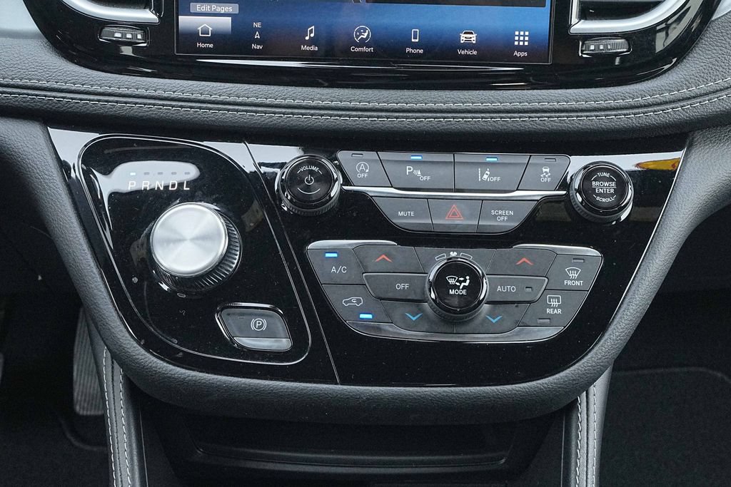 Used 2025 Chrysler Pacifica Limited FWD image 31