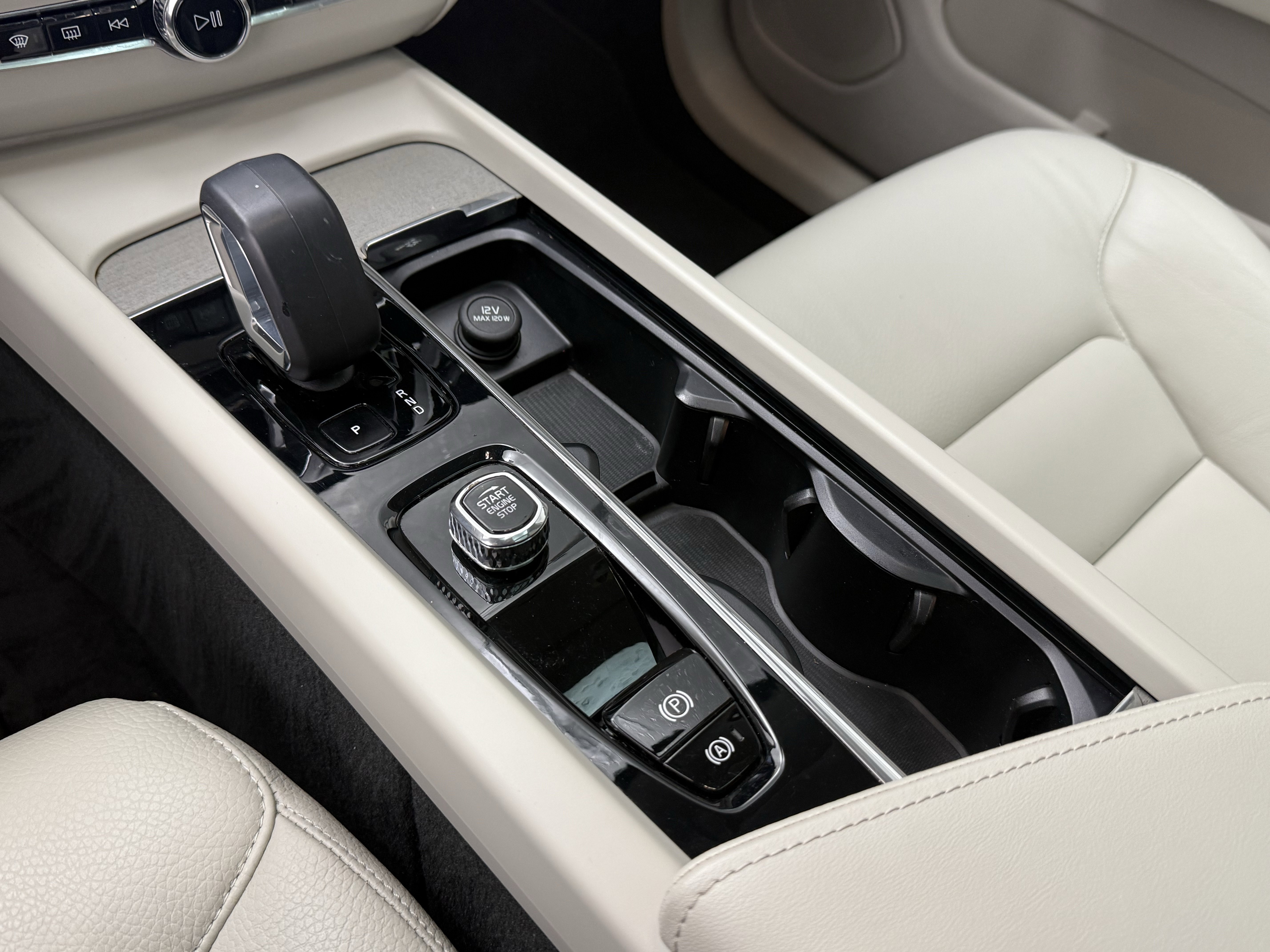 Certified 2023 Volvo XC60 B5 Plus w/ Climate Package FWD image 21