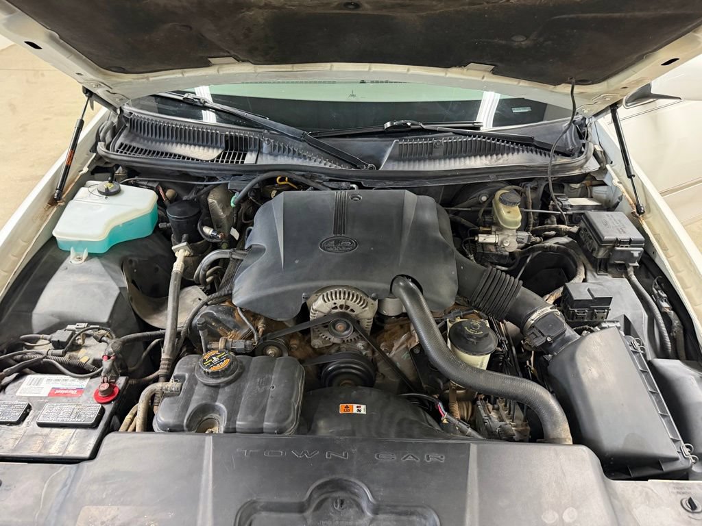 Used 2000 Lincoln Town Car Executive RWD image 33