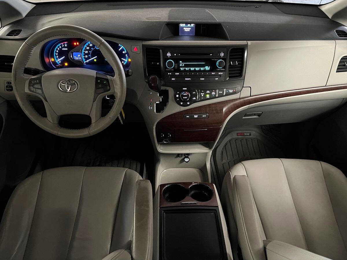 Used 2013 Toyota Sienna XLE image 10