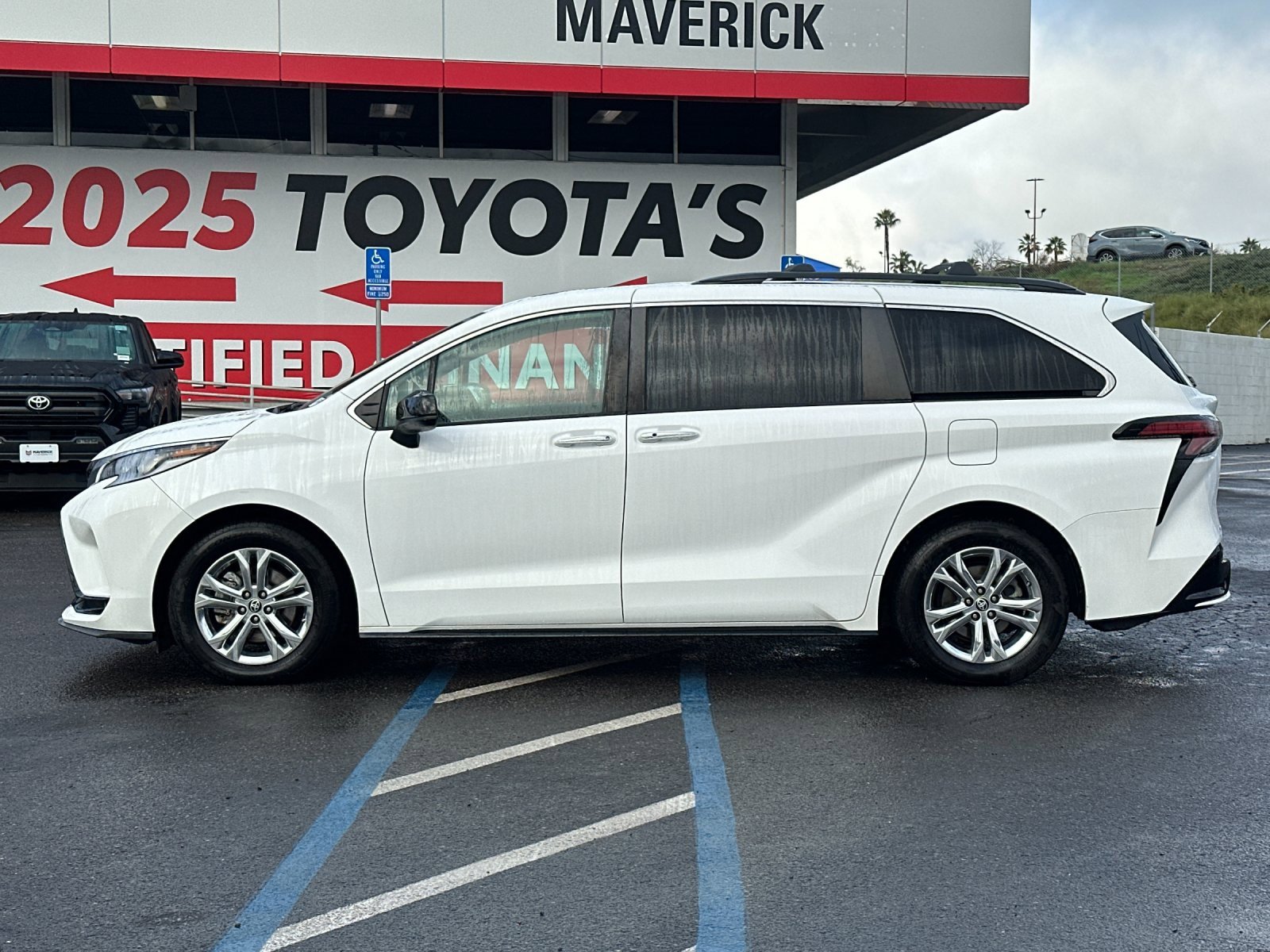Used 2022 Toyota Sienna XSE image 2